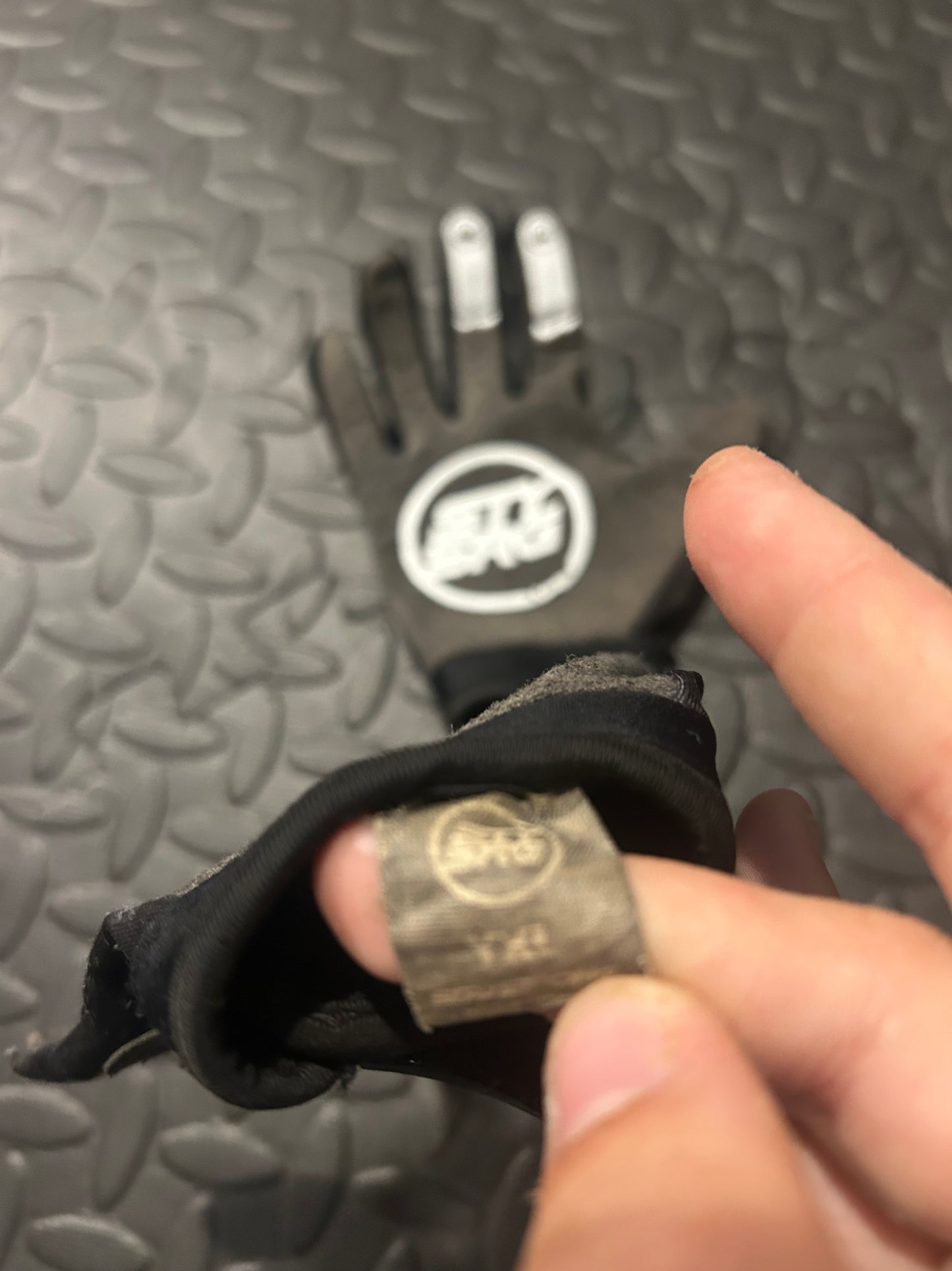 Stay strong gloves YXL