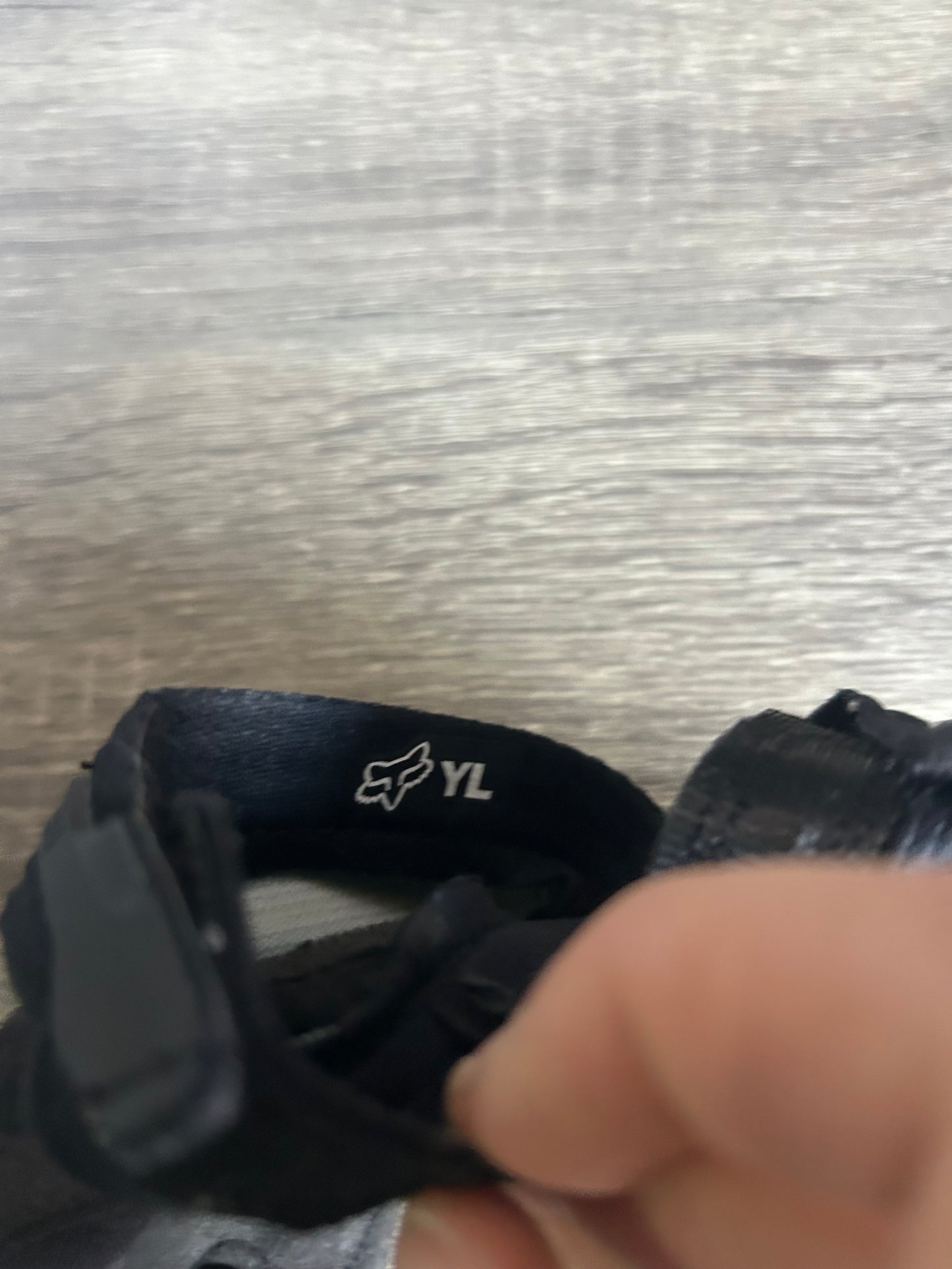 Fox gloves youth large