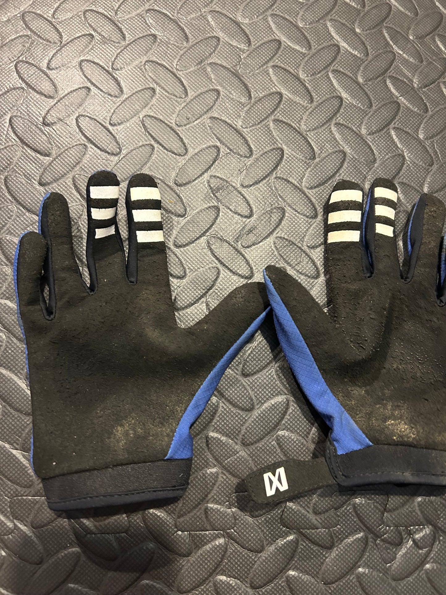 Emeks gloves