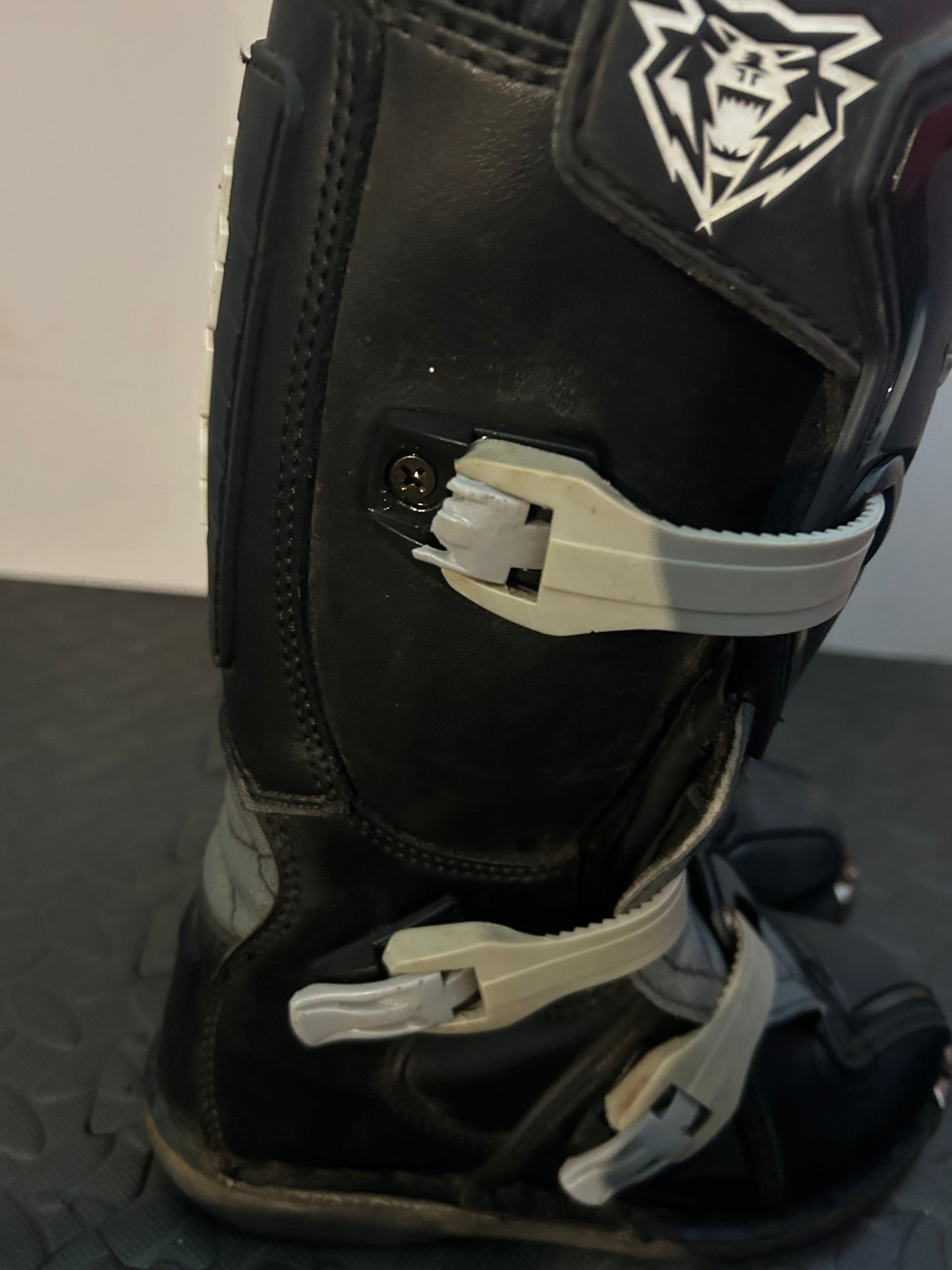 Wulf boots UK1