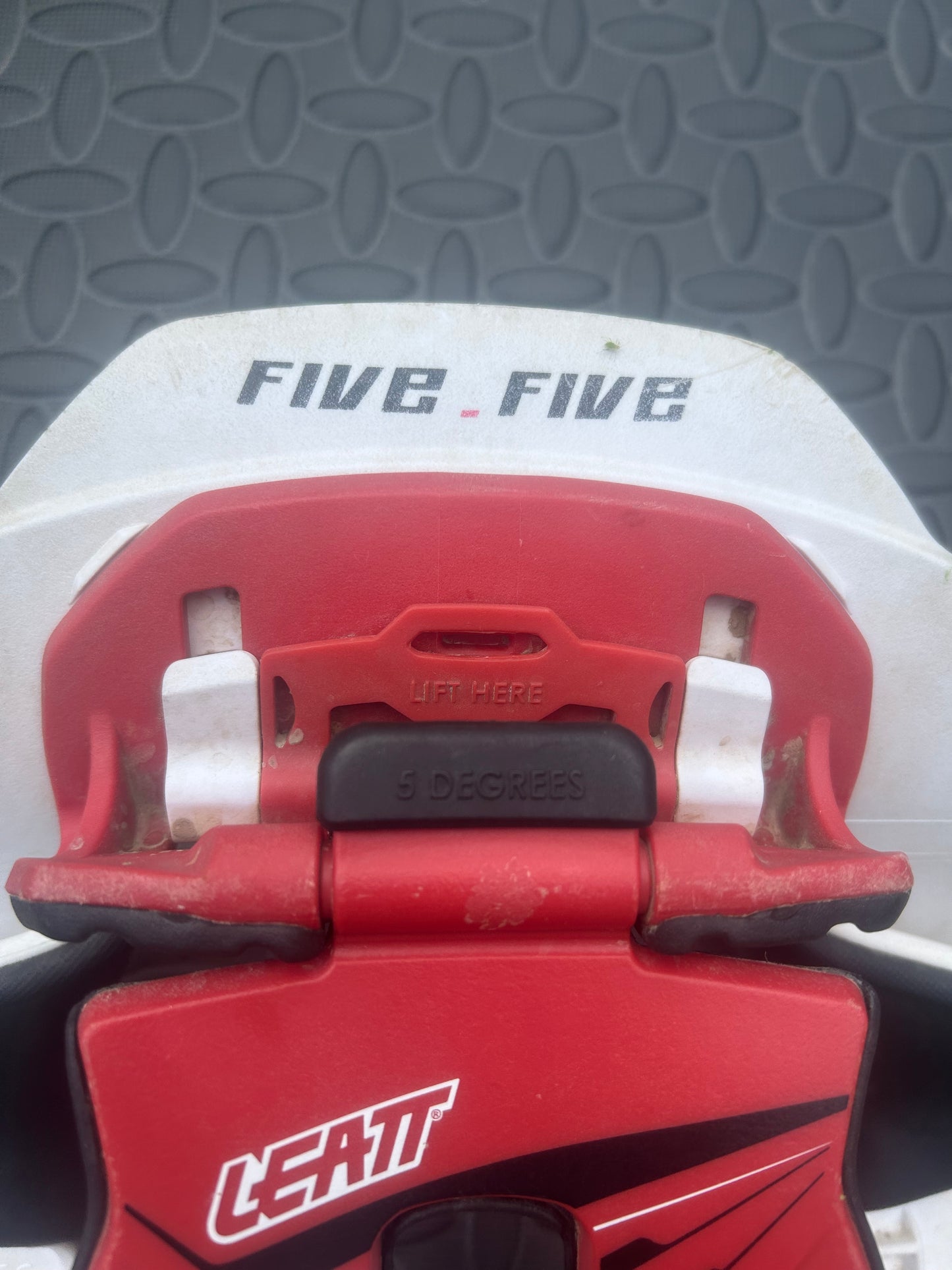 Leatt 5.5 youth neck brace