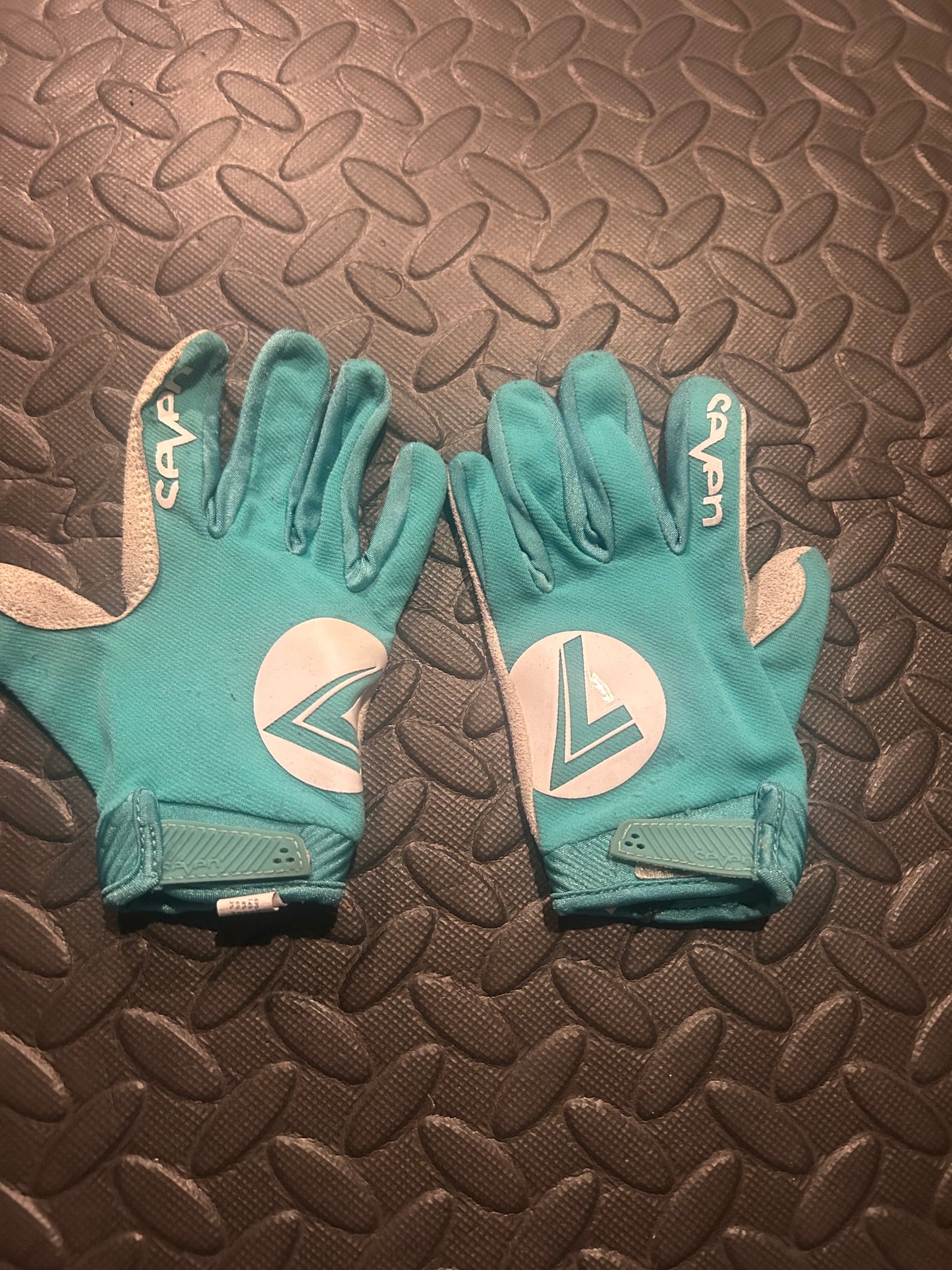 Seven gloves YL