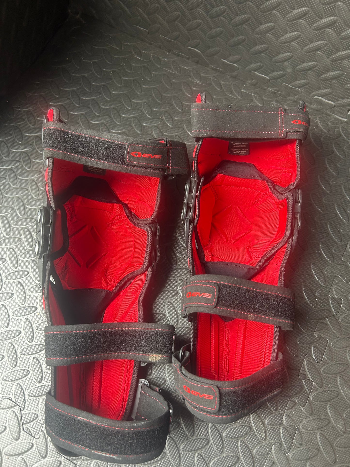 Evs knee braces S/M