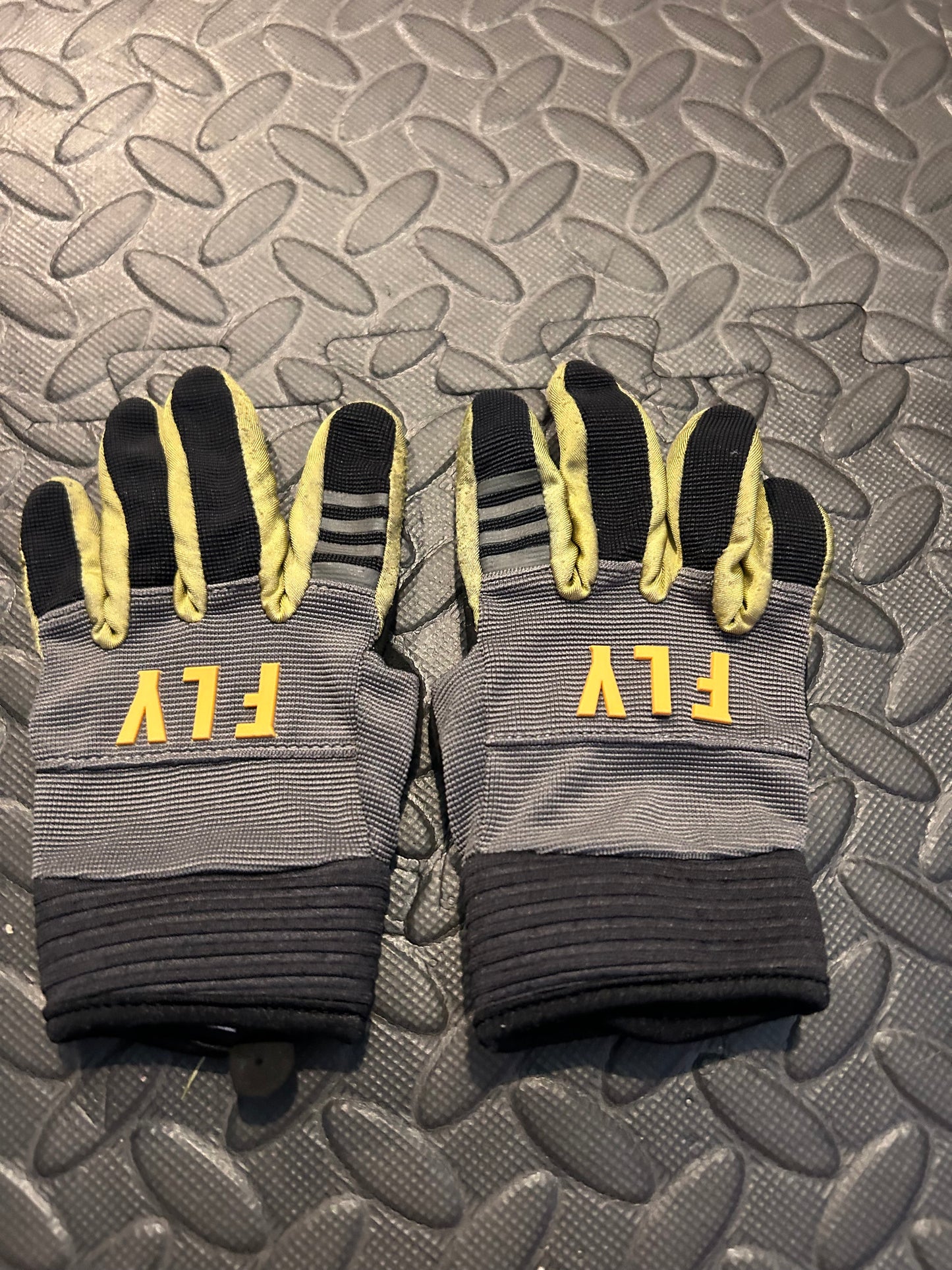 Fly gloves