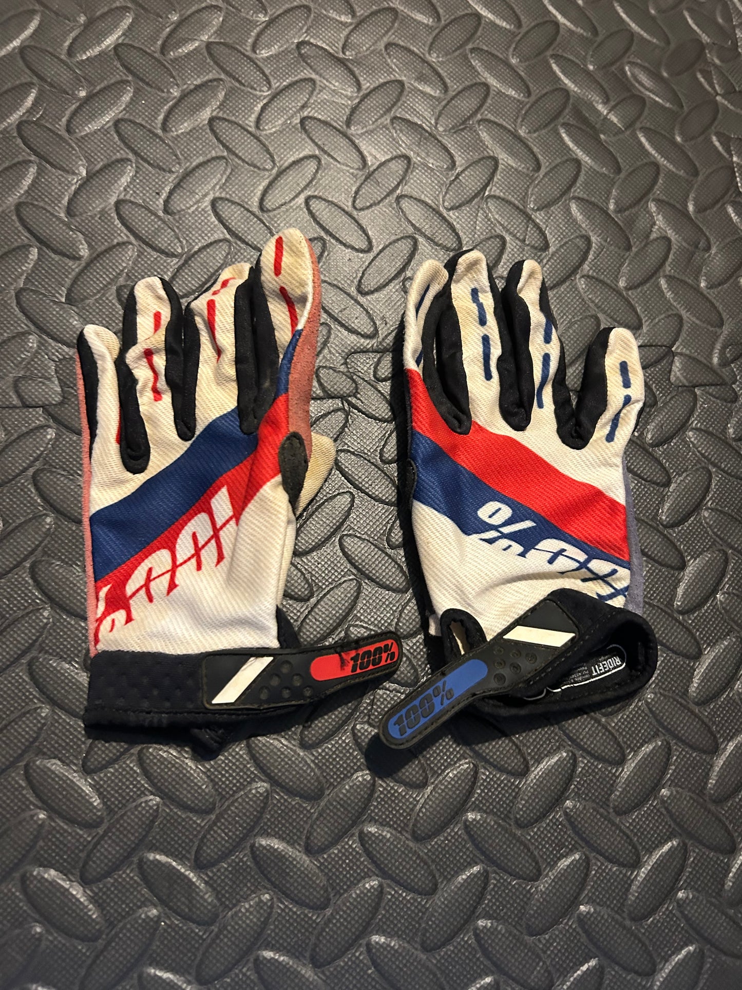 100% gloves M