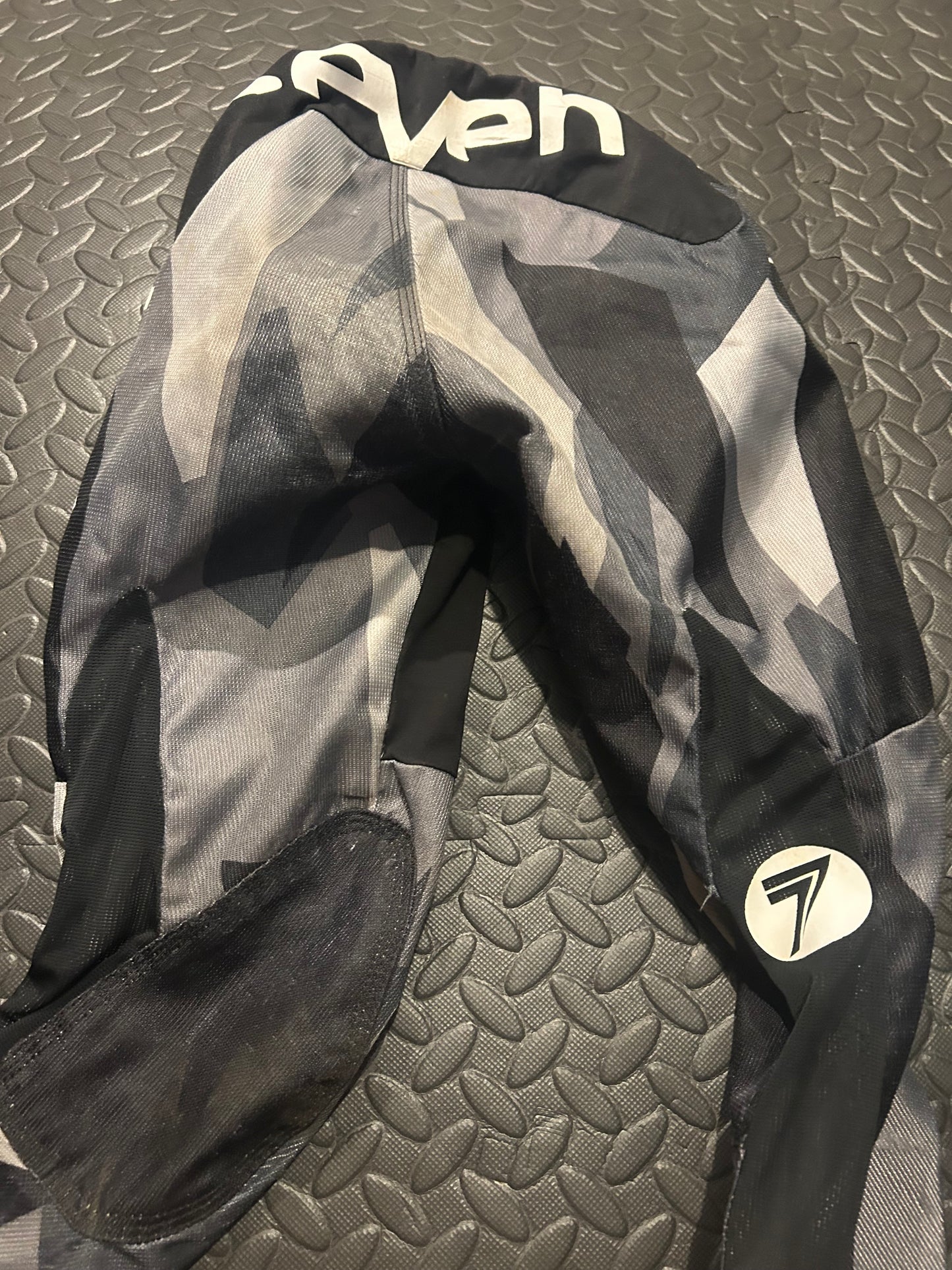 Seven pants 22”