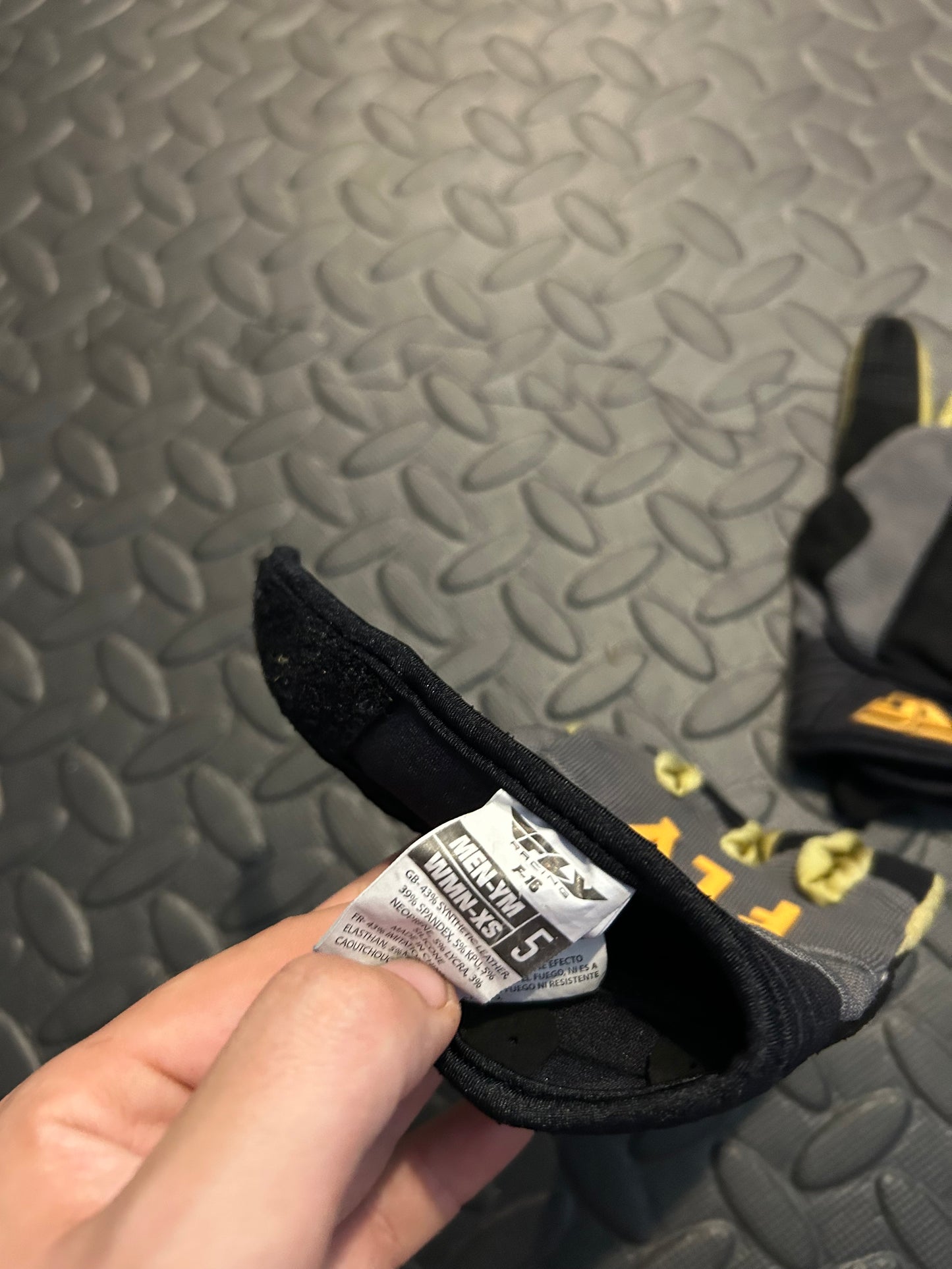 Fly gloves