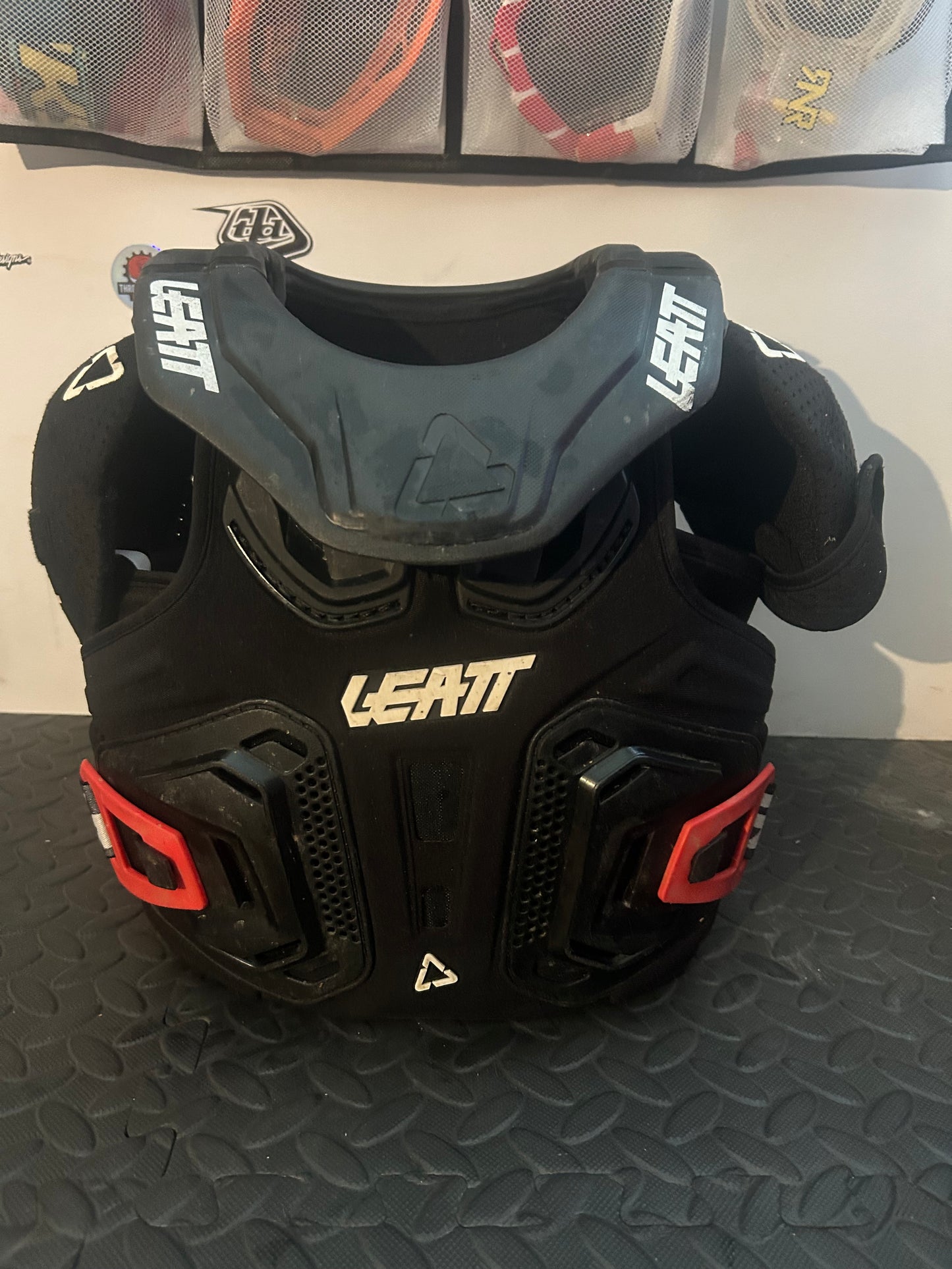 Leatt fusion 2.0 neck brace & body armour
