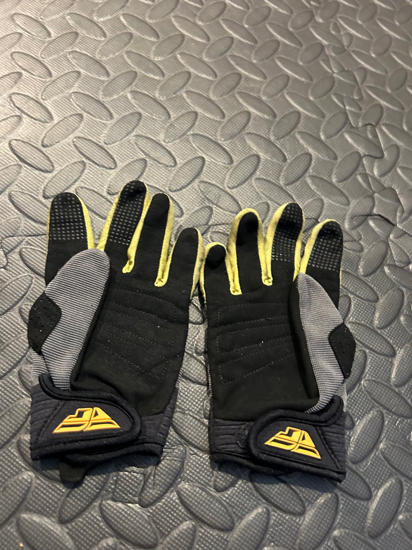 Fly gloves