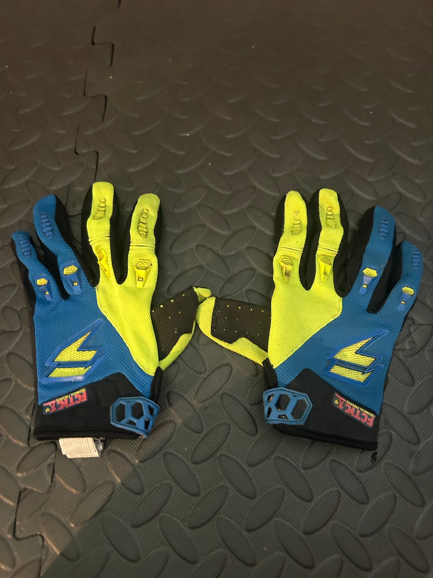 Shot gloves