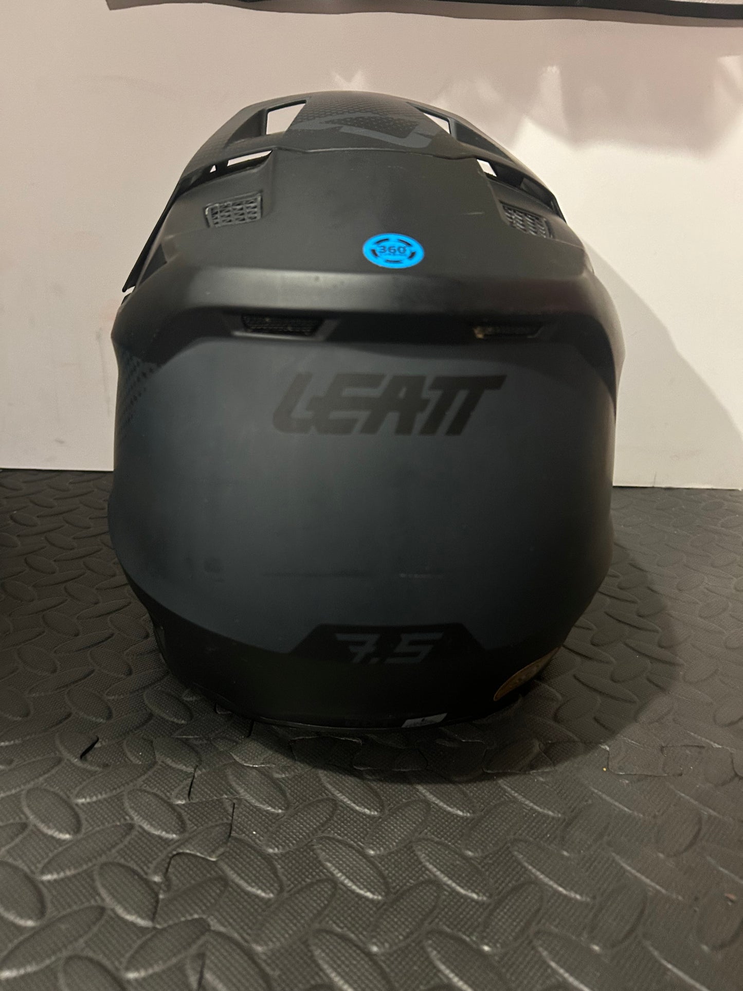 Leatt 7.5 helmet L