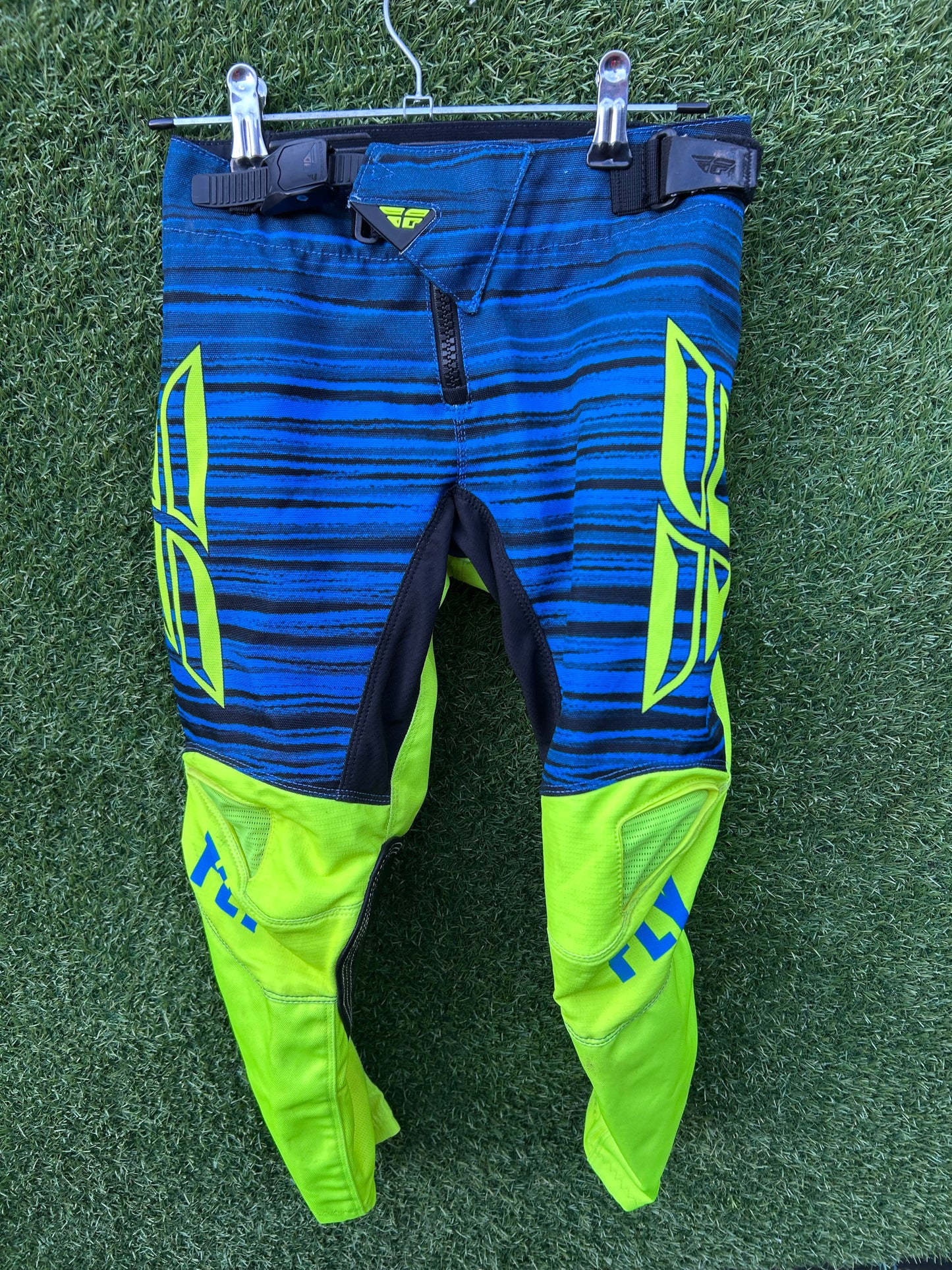 fly pants 22"