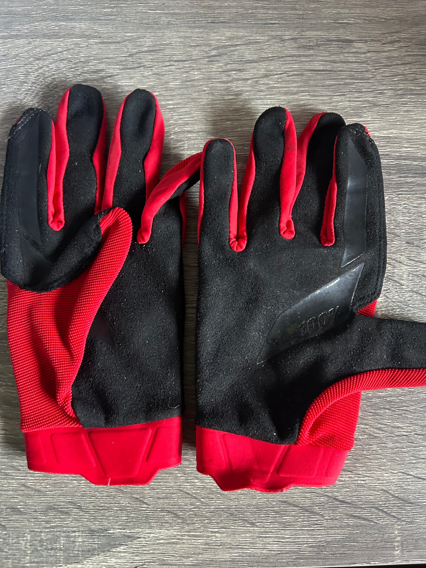 100% gloves medium