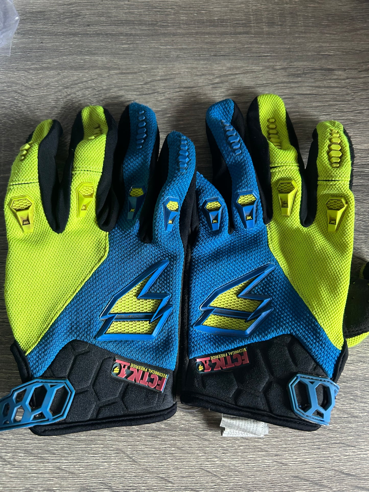 shift gloves medium