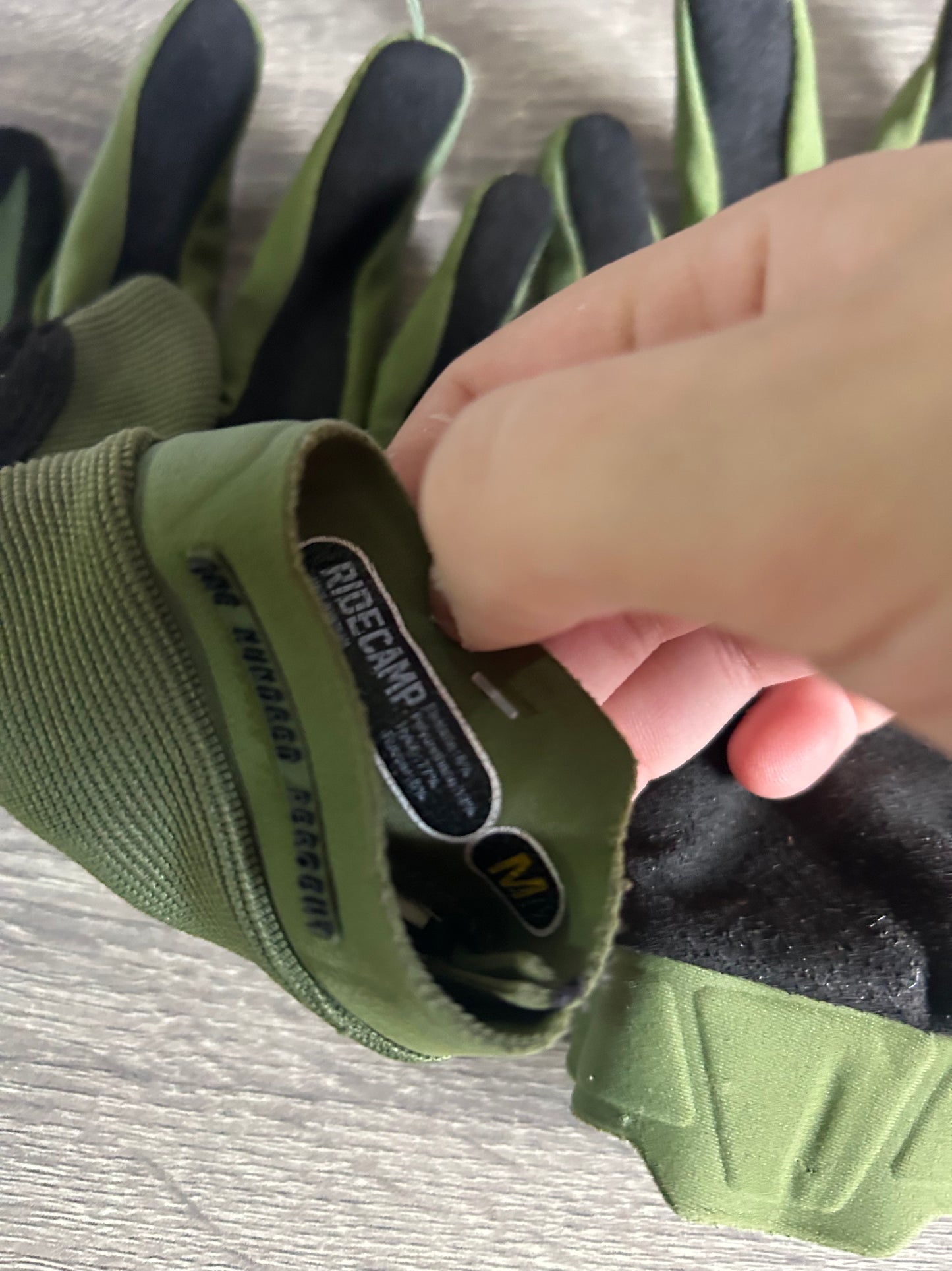 100% gloves medium