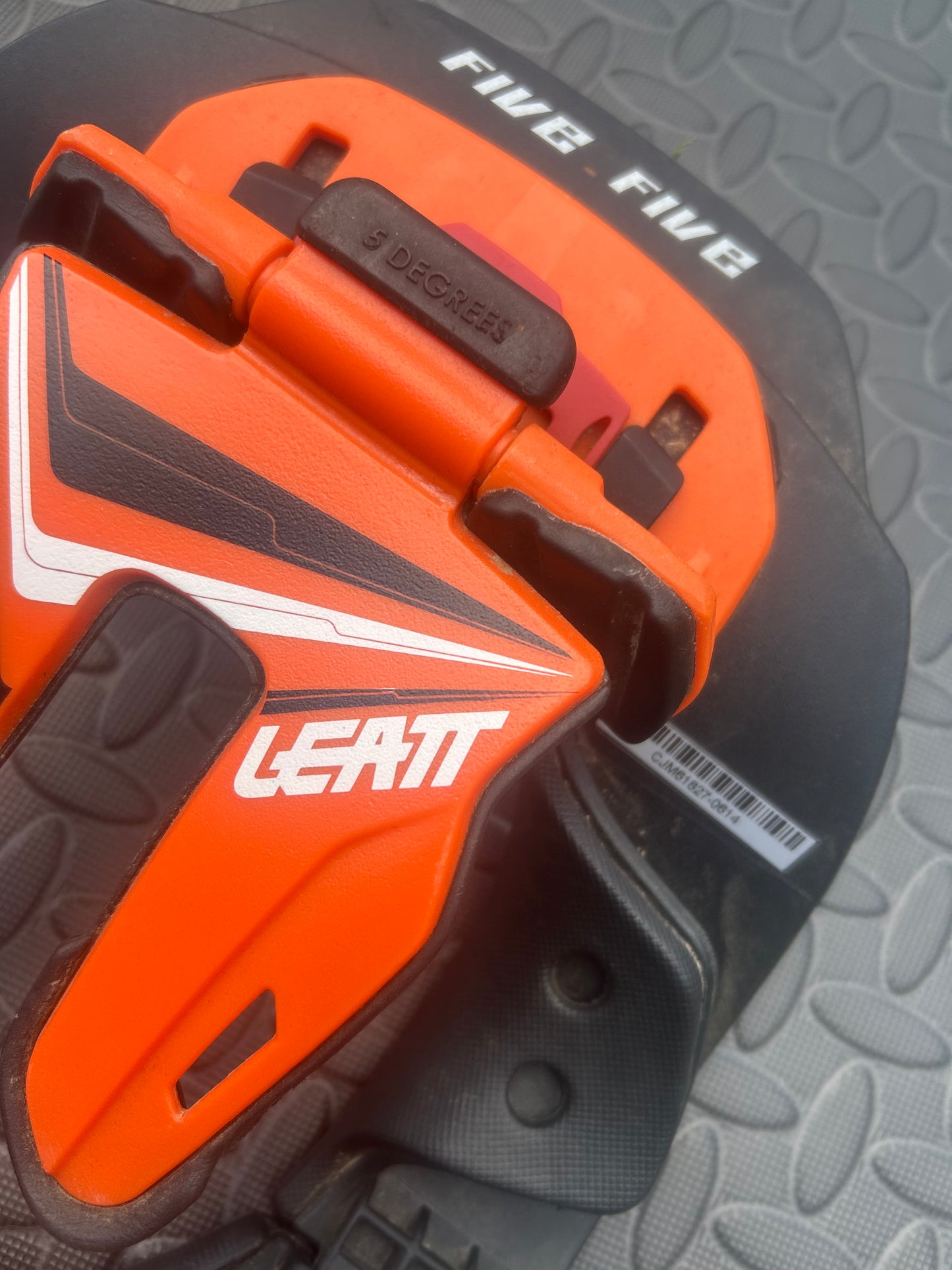 Leatt 5.5 neck brace youth