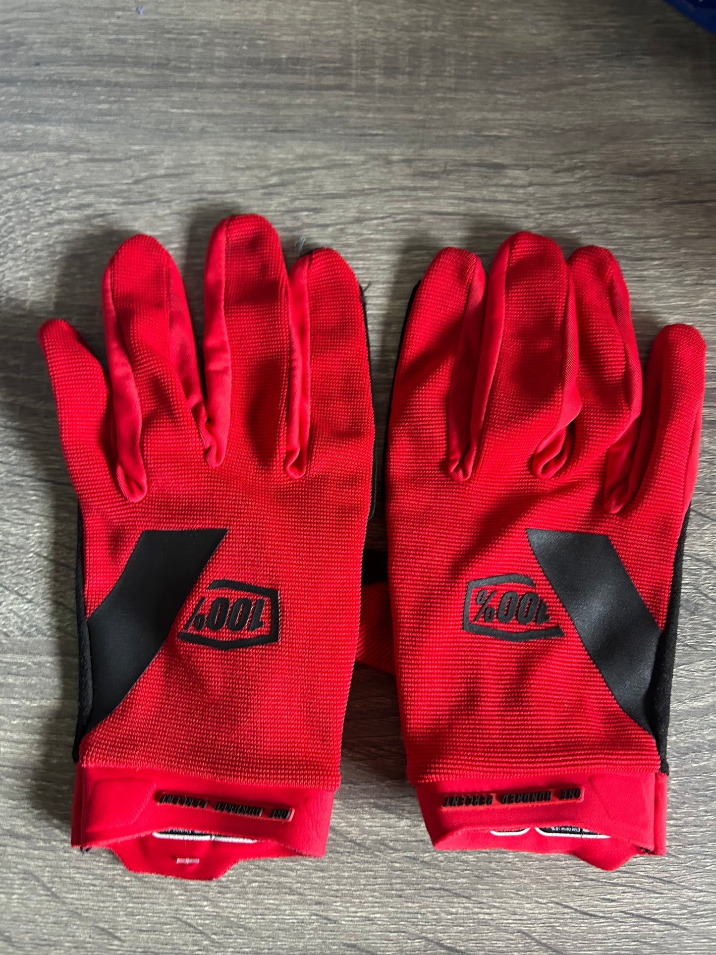 100% gloves medium
