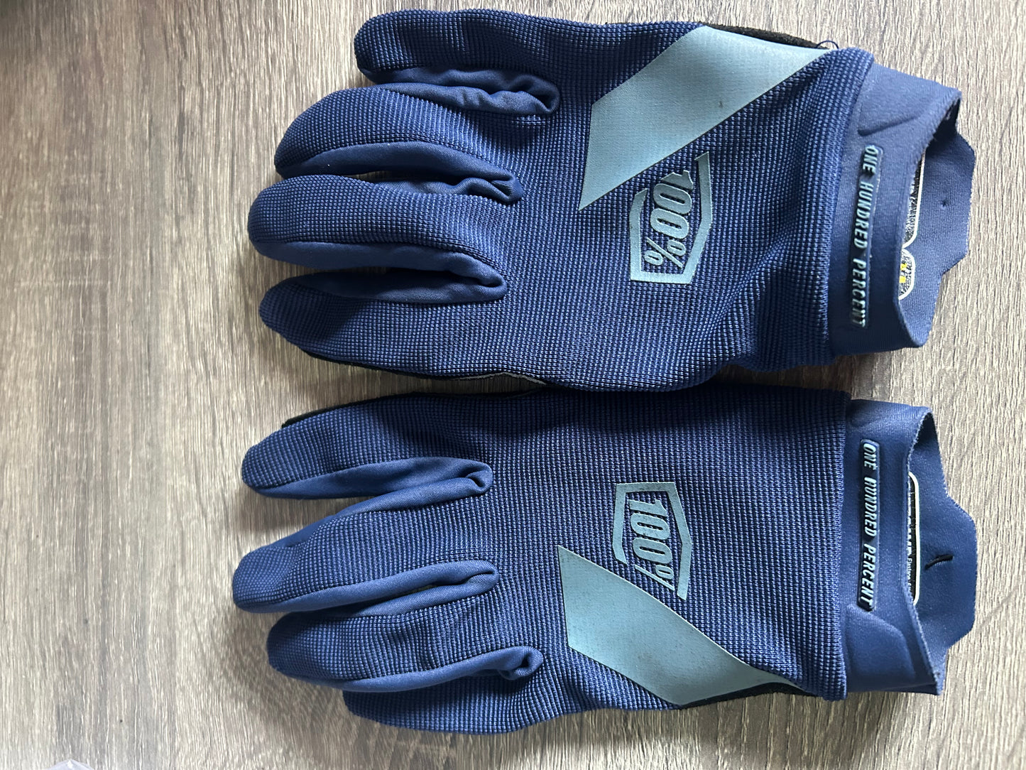 100% gloves medium