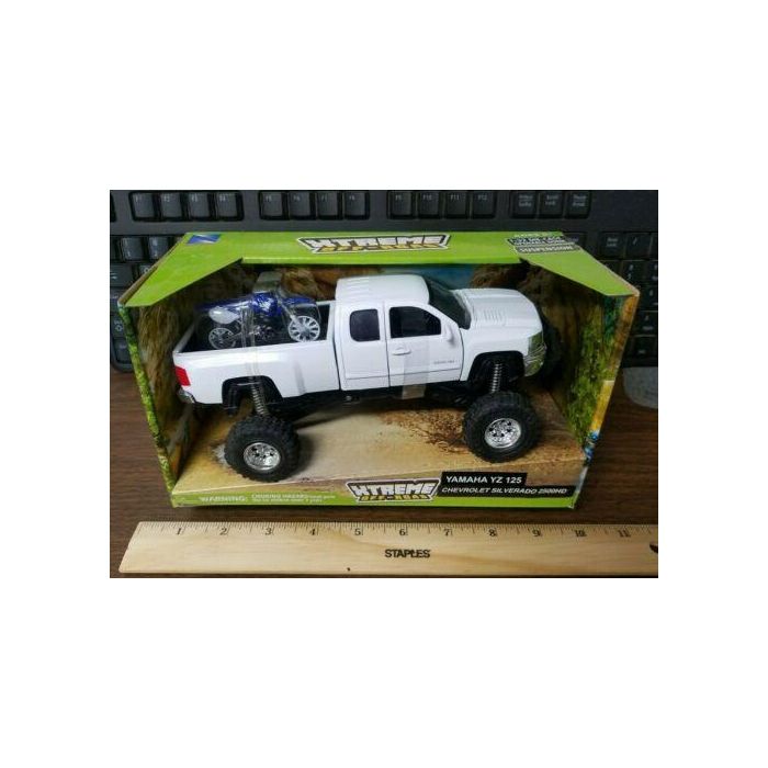 MODEL DIE CAST TRUCK & DIRT BIKE, WHITE CHEVY & YAMAHA YZ 125, SCALE 1:32, NEWRAY SS-54416