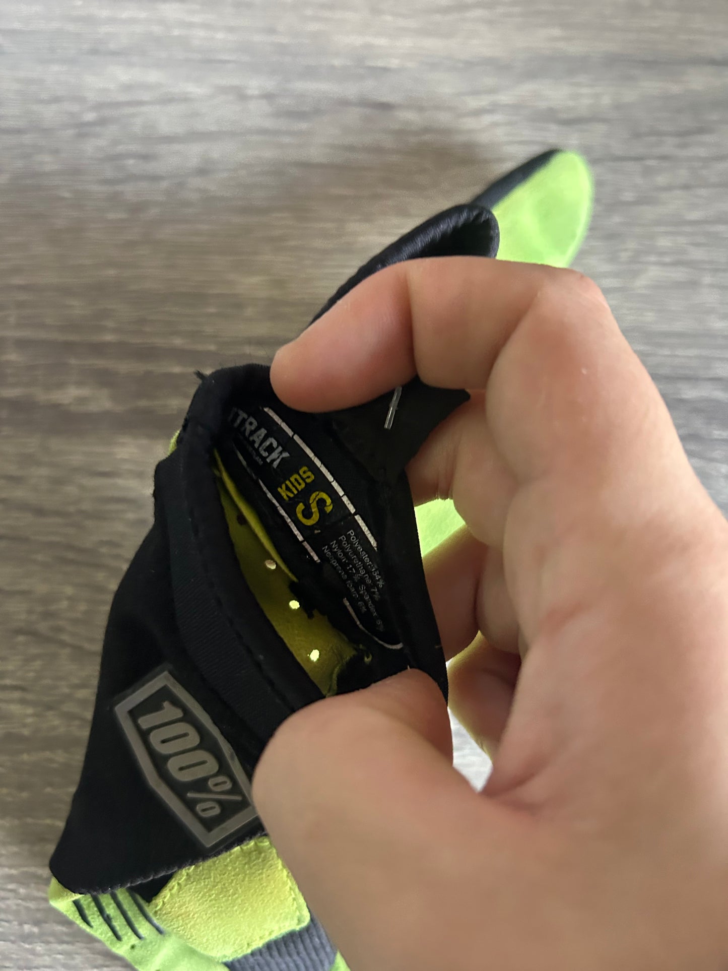 100% gloves youth small