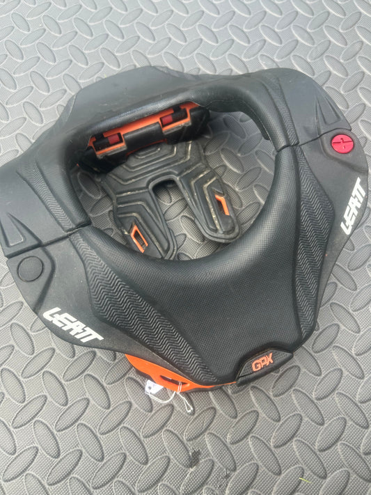 Leatt 5.5 neck brace youth