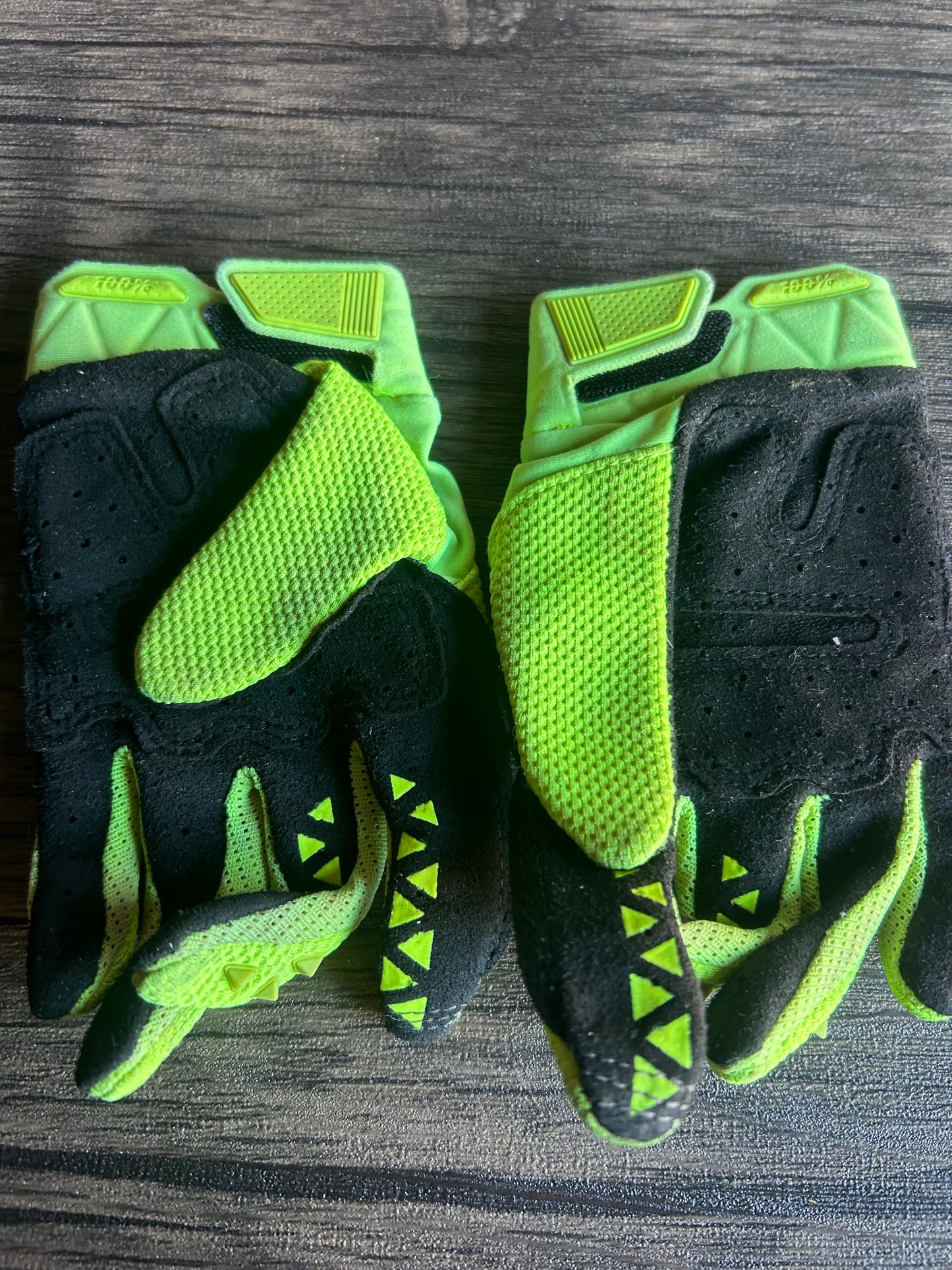 100% gloves ym