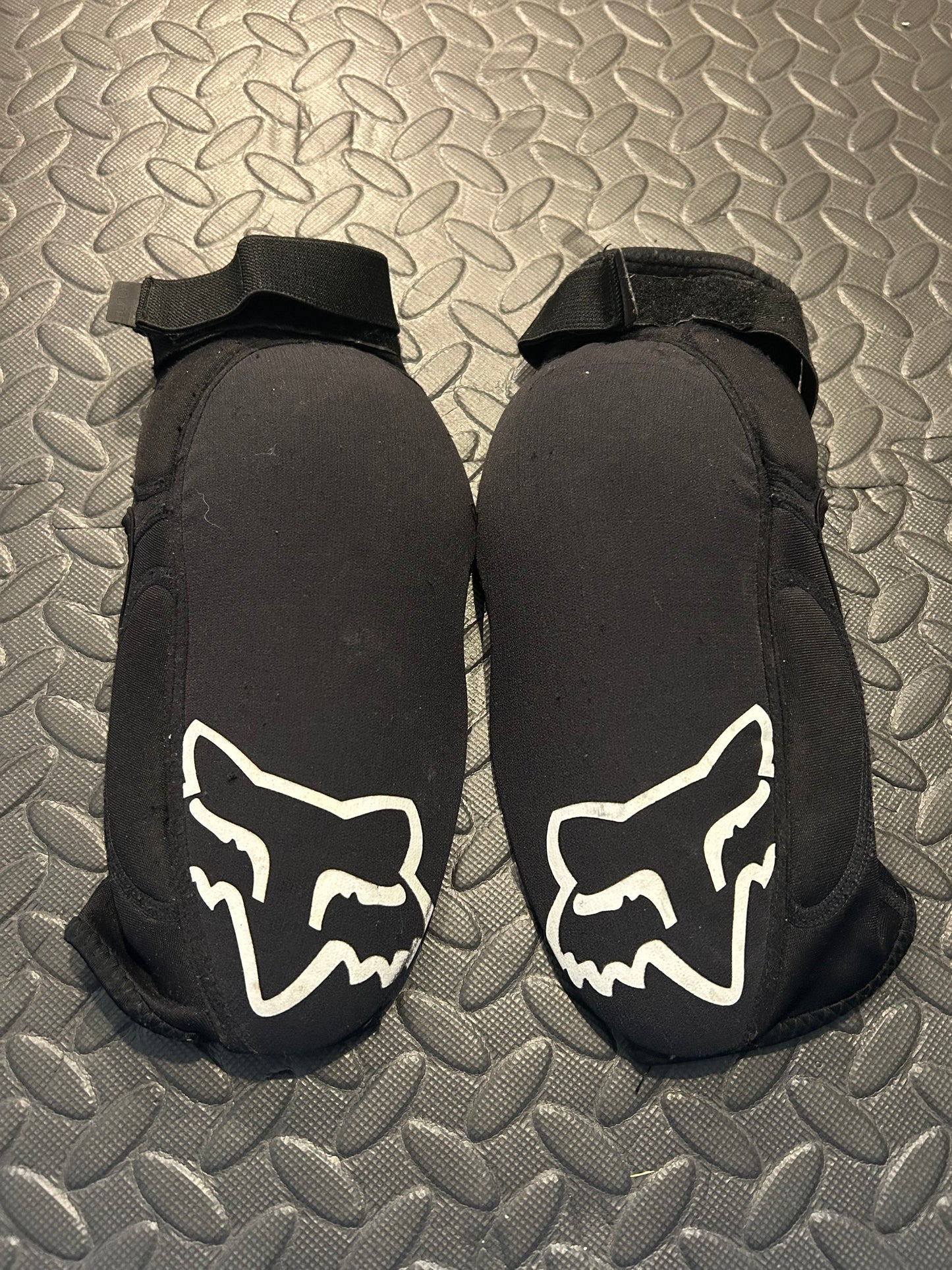 Youth fox knee pads
