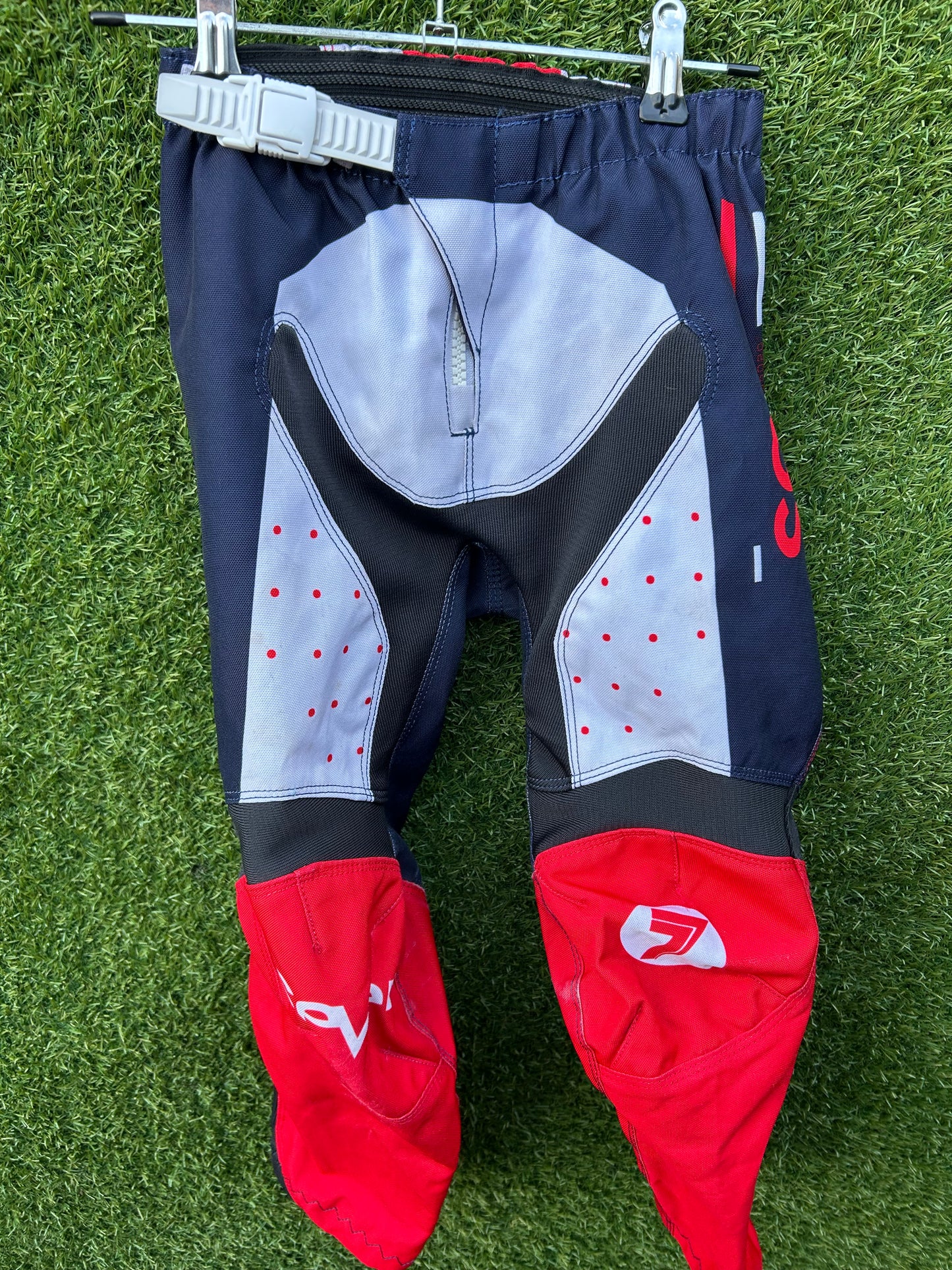 seven pants 22"