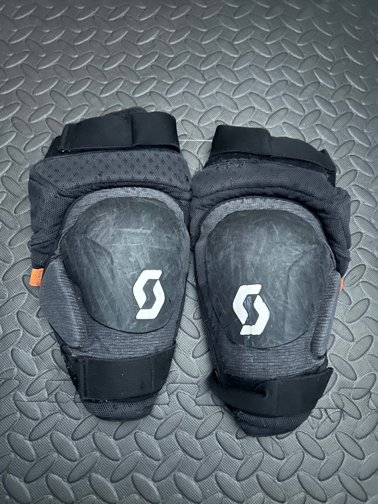 Scott d30 knee pads L