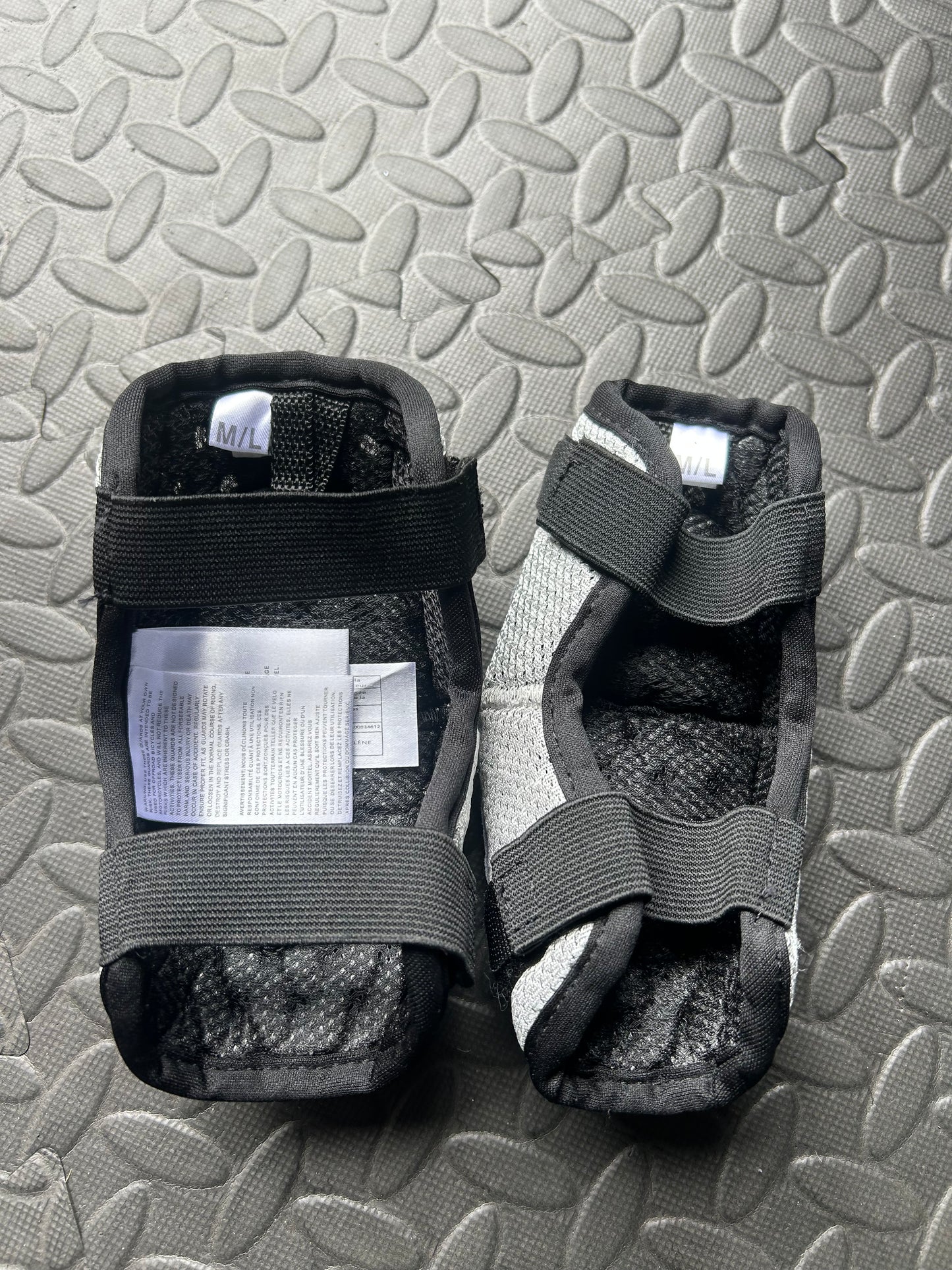 Fox peewee titan elbow guards m/l