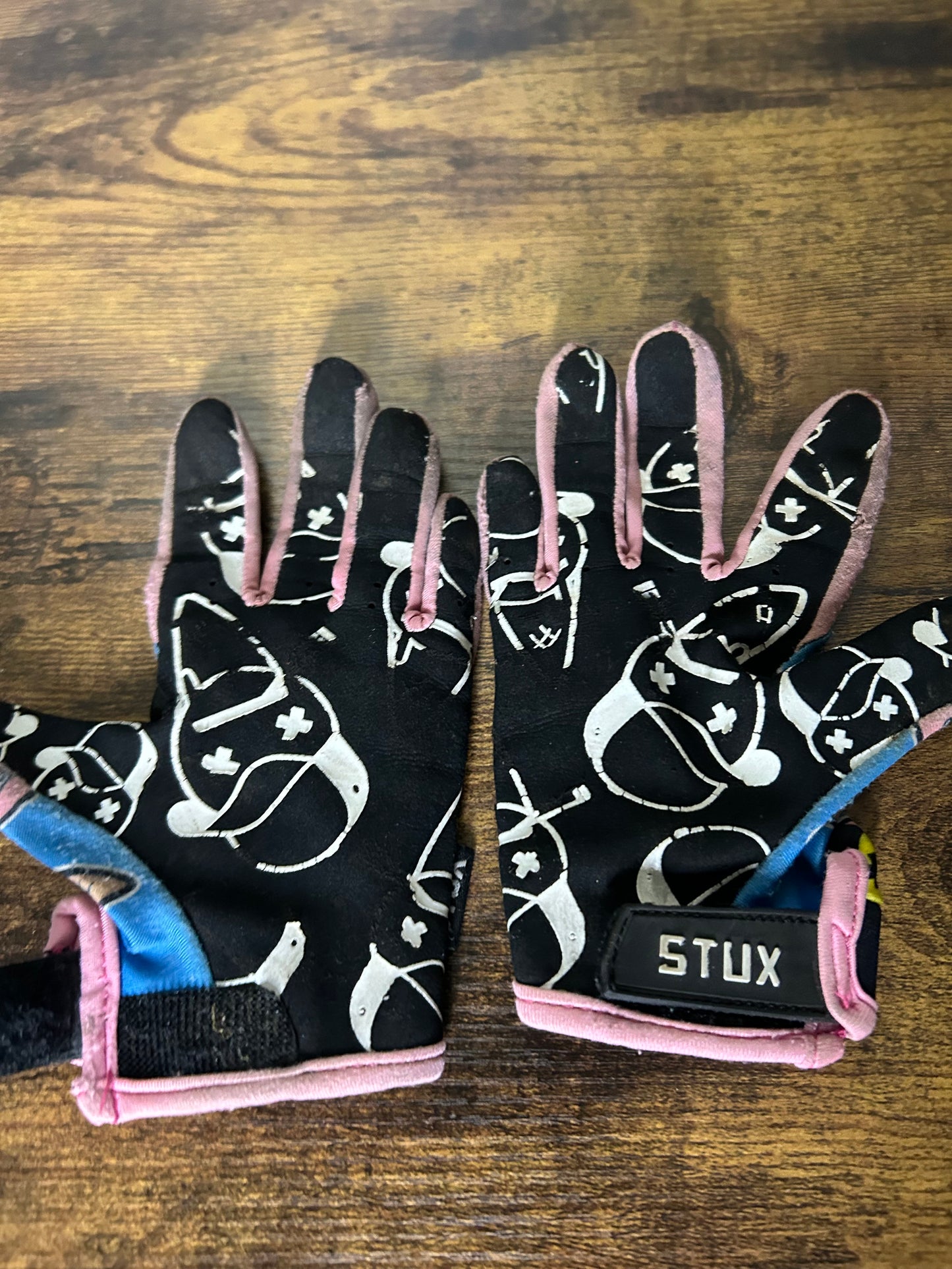 stux gloves ym