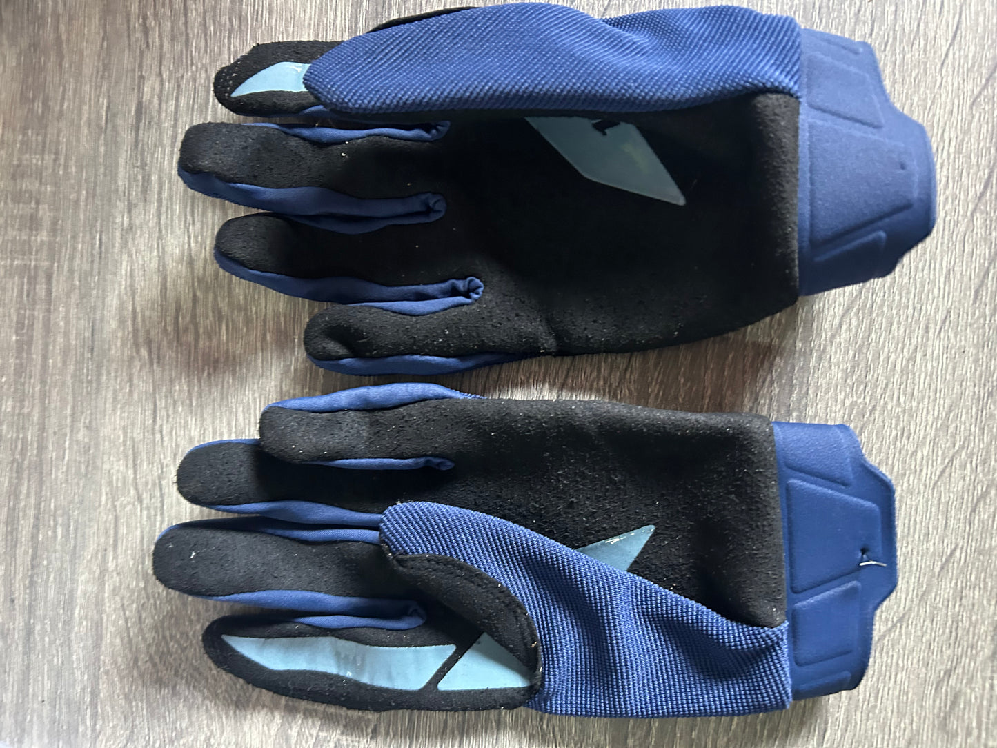 100% gloves medium