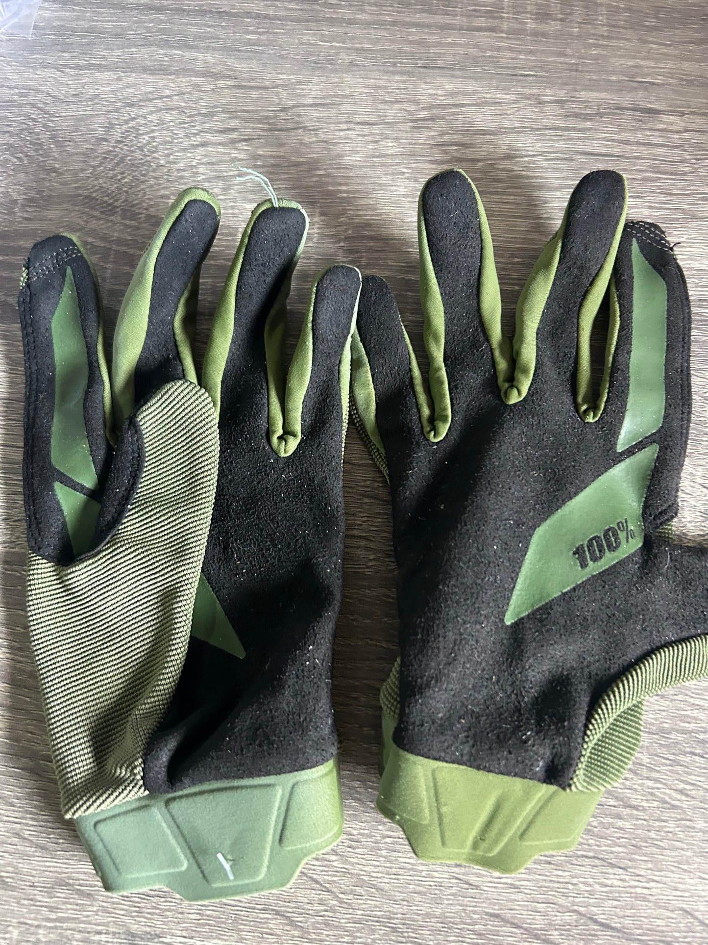 100% gloves medium