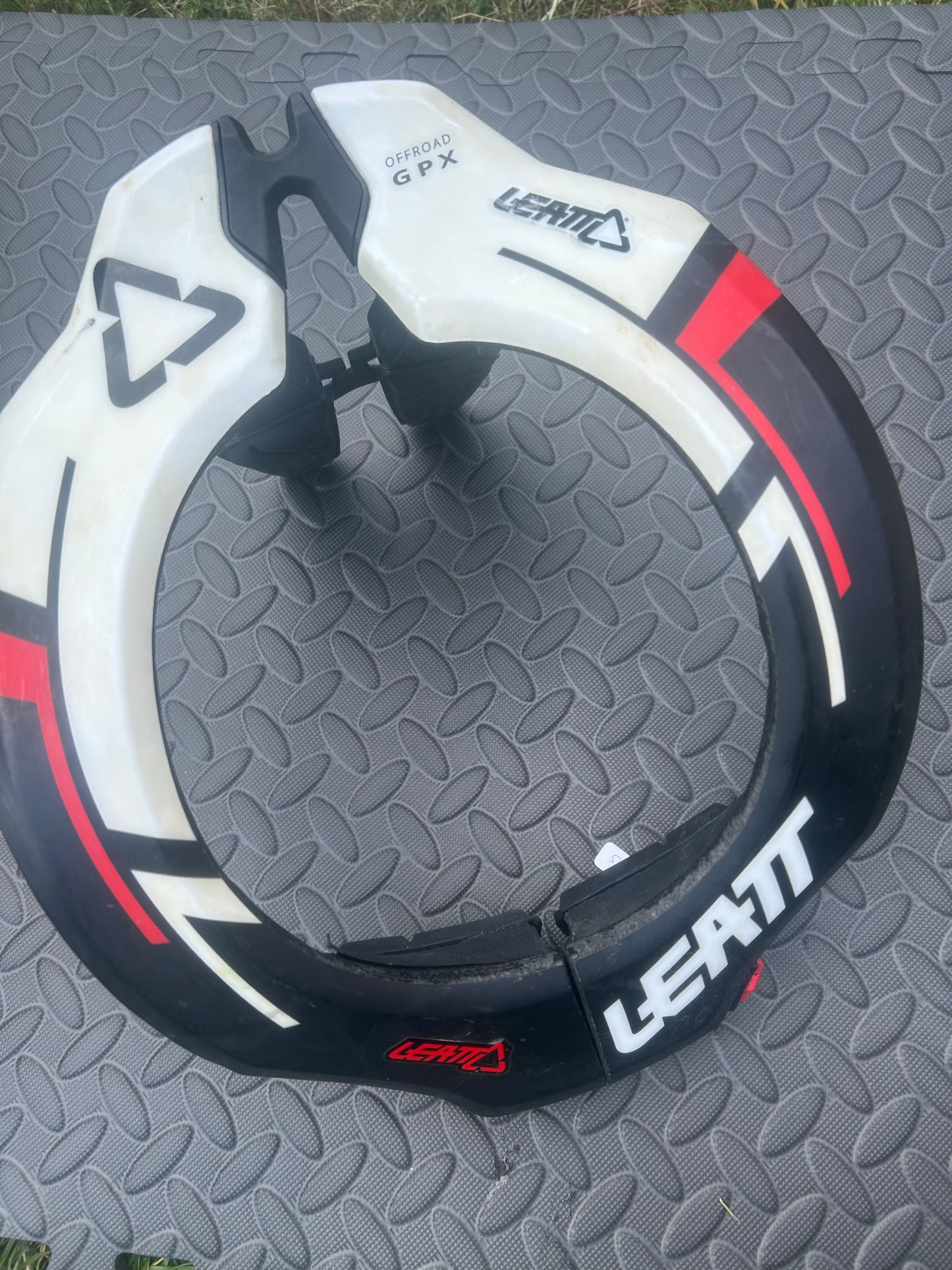 Leatt gpx neck brace S/M