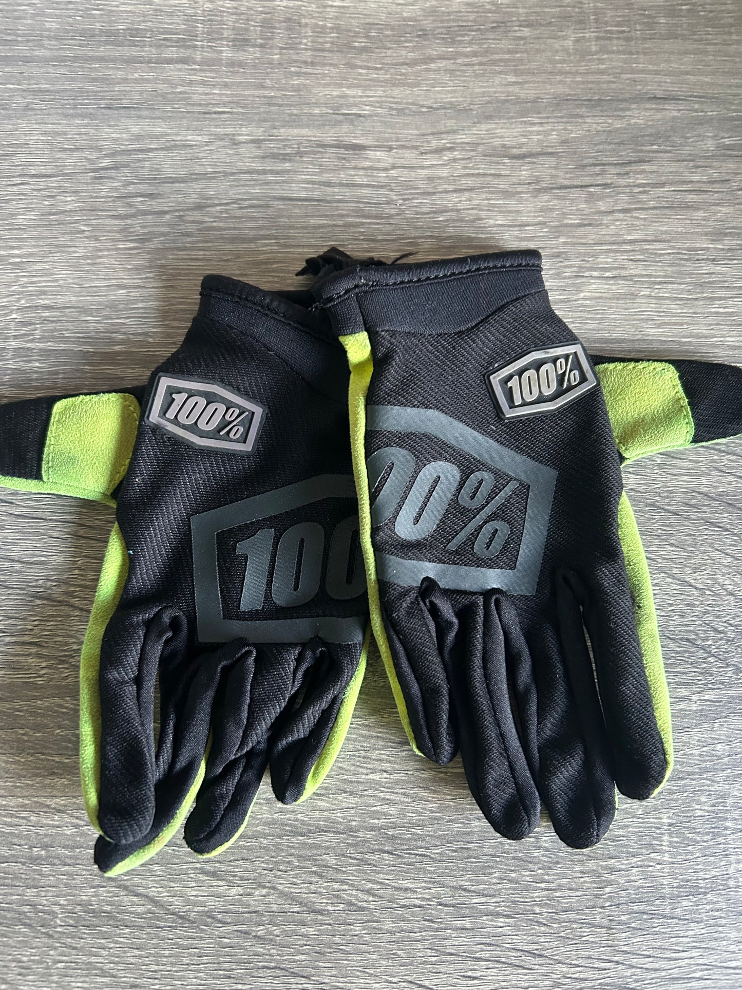 100% gloves youth small