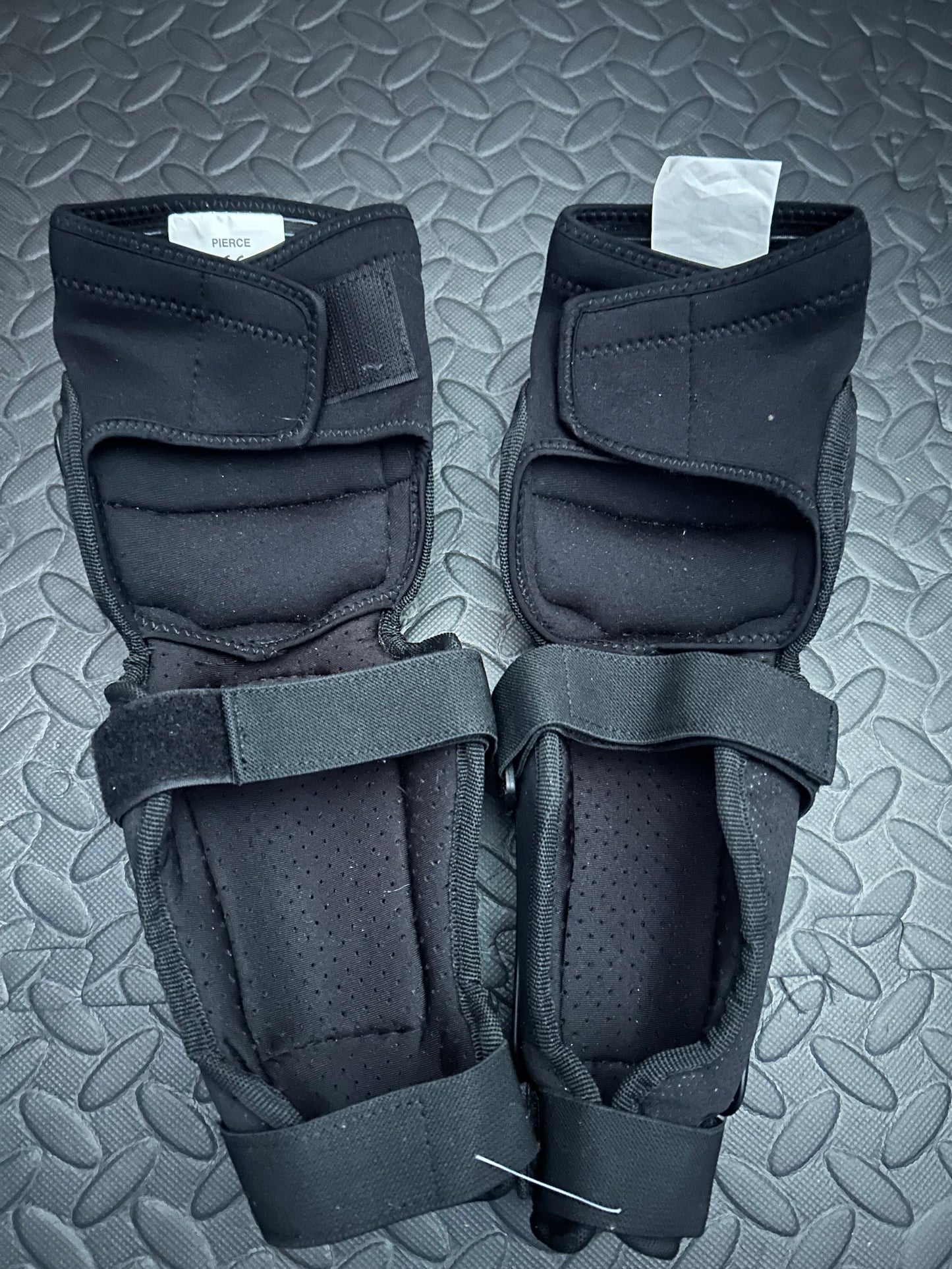 Raven youth knee and shin pads