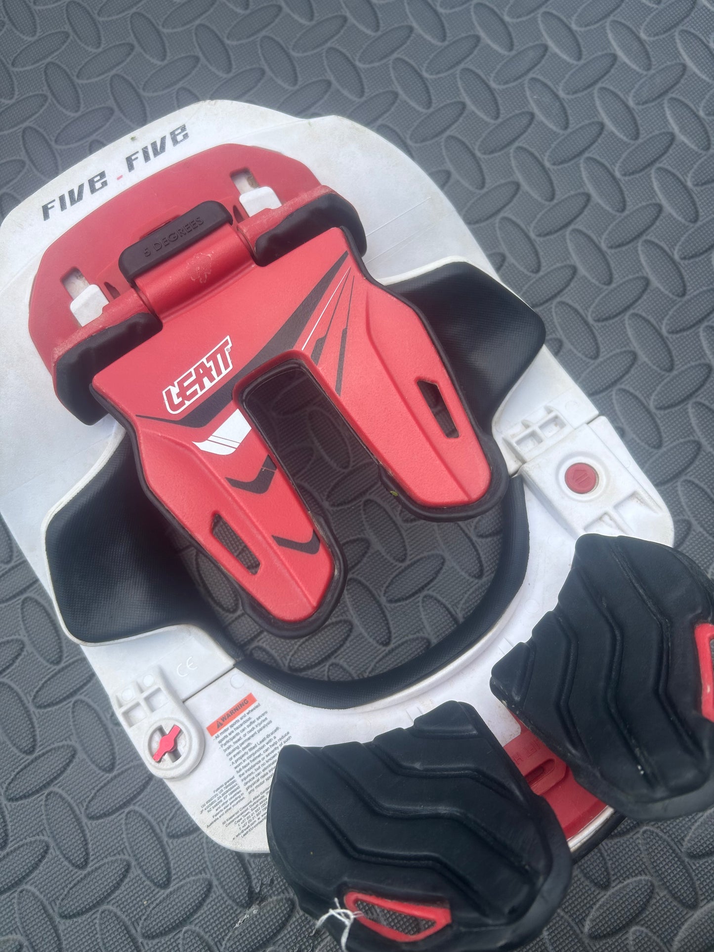 Leatt 5.5 youth neck brace