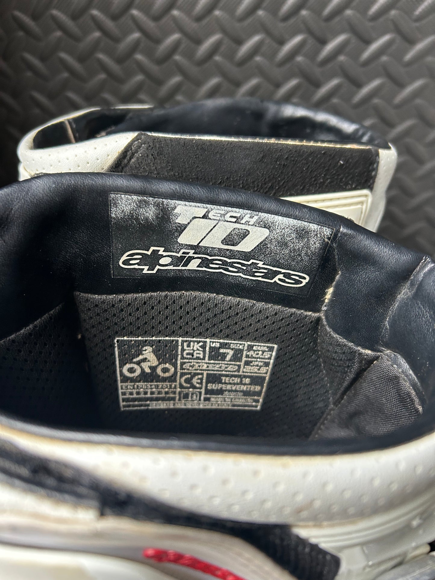 Alpinestars tech 10 supervented uk6