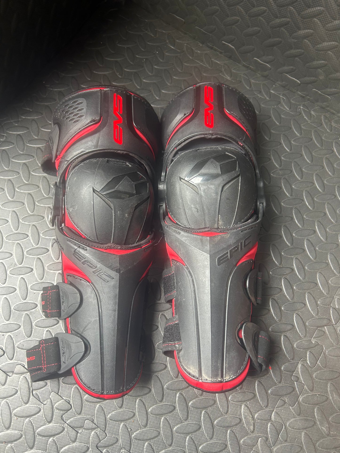 Evs knee braces S/M