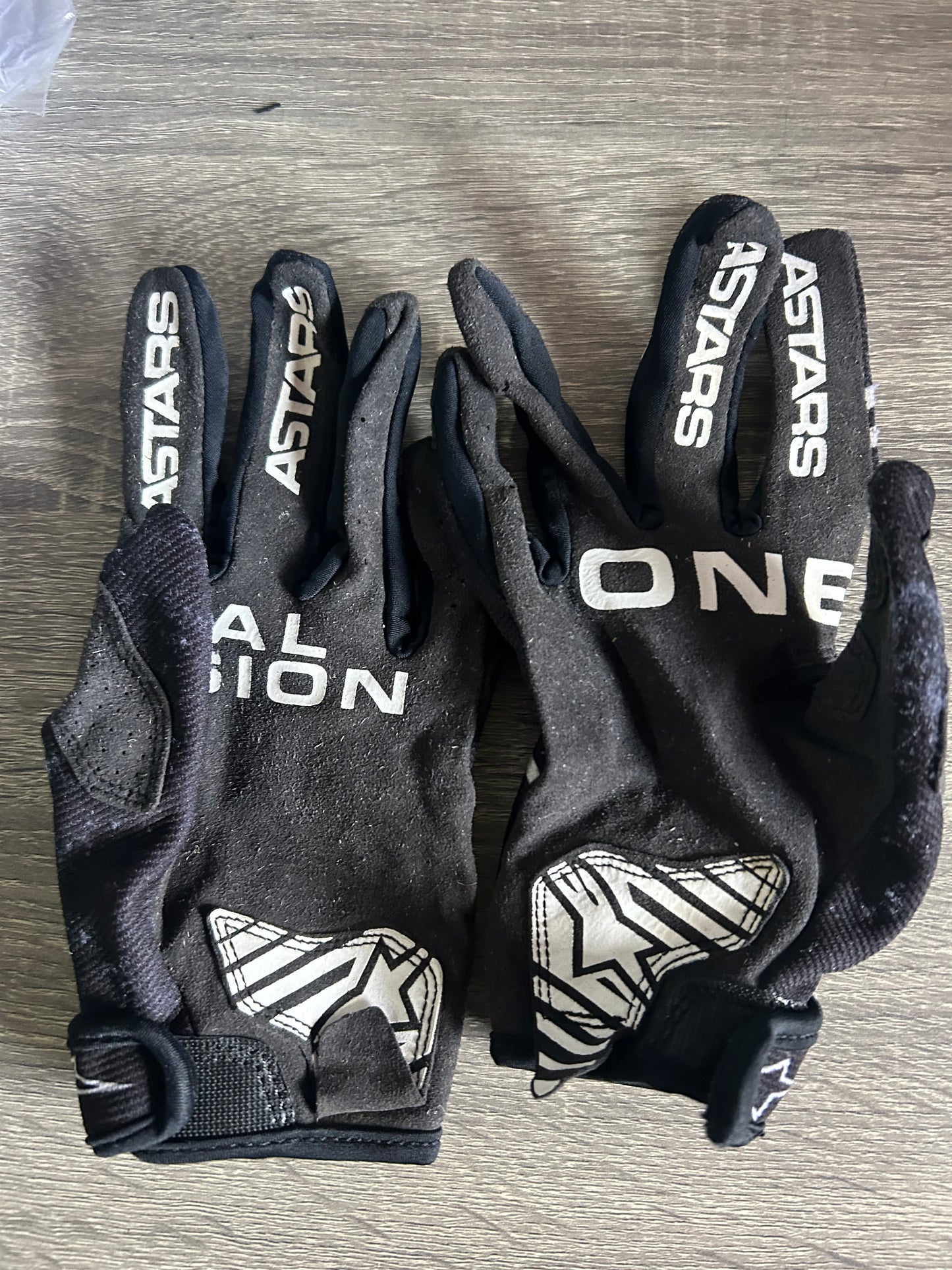alpinestars gloves medium